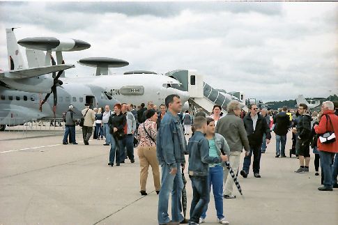 Besucher beim Tag der offenen Tür auf dem NATO-Gelände in Geilenkirchen