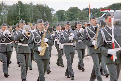 Militärmusiker beim Nato-Aufmarsch