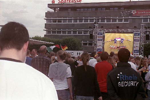 EM 2012: Deutschland auf dem Weg zum Verlierer schon beim Stadioneinzug.